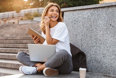 Junge frau mit Laptop sitzend in Lernsituation